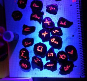 Runen mit UV Farbe